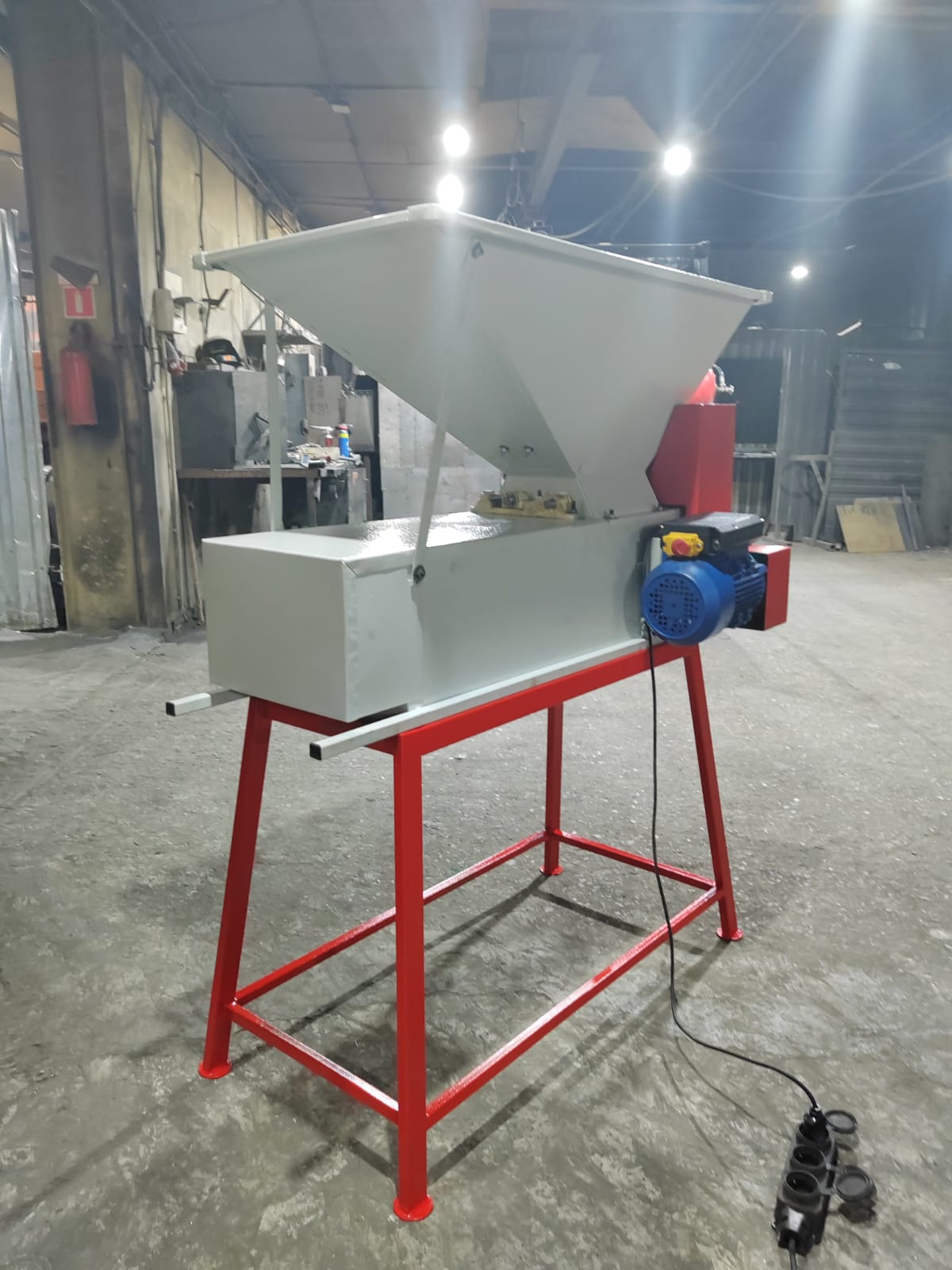 картинка Электрическая дробилка с гребнеотделителем.  "Лоза-1" от магазина Мангалторг