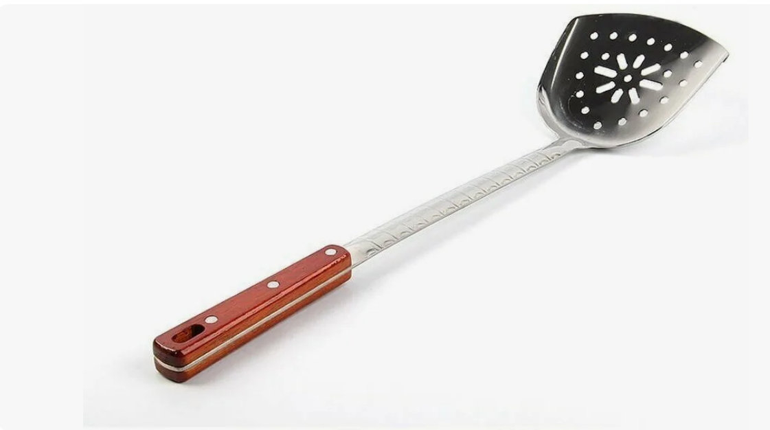 картинка Лопатка д/жарки перф. 45см дер.ручка от магазина Мангалторг