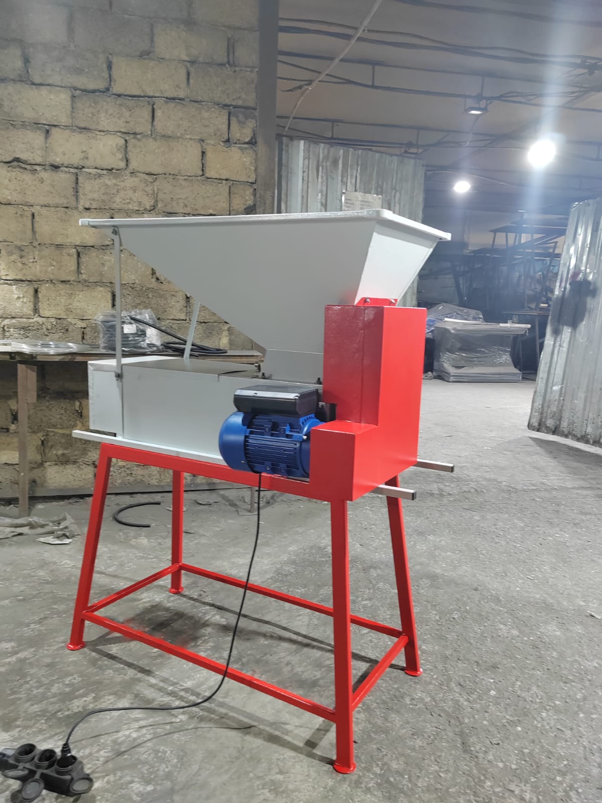 картинка Электрическая дробилка с гребнеотделителем.  "Лоза-1" от магазина Мангалторг